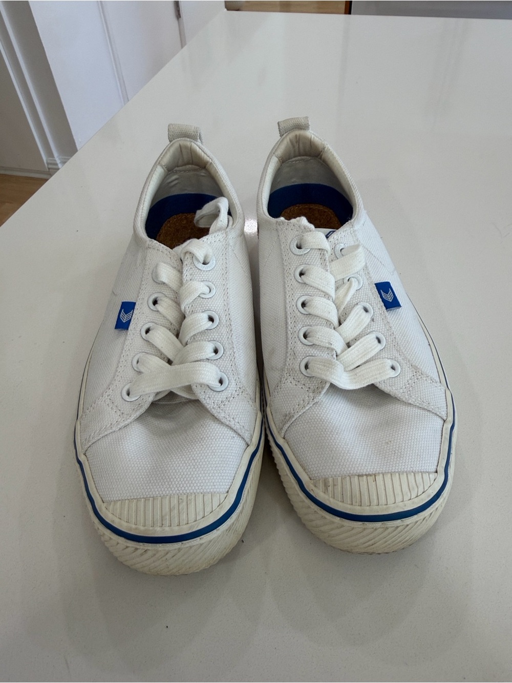 Cariuma White Canvas Athletic Sneakers with Blue Accents Womens 7